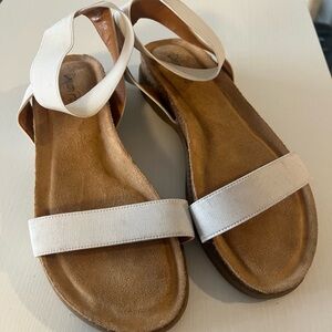 Dream Pairs White and Brown Sandals Minimalist Design